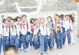 厦门农工党界别建议中小学生穿反光校服减事故