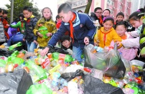 小学生捡瓶子为自己攒手术费续:住进儿童医院