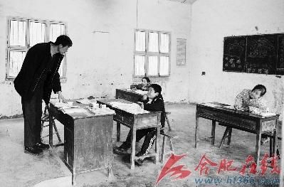 独臂代课老师坚守深山十余年至今未婚(图)