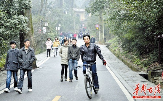 女大学生骑车下山坠亡湖南岳麓山或禁骑(图)