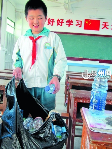 12岁小学生成废品回收王翻捡垃圾5年资助两兄妹