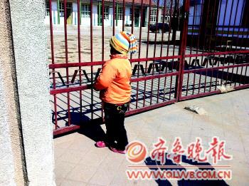 艾滋孤女渴望入学遭拒家长告诫孩子禁与其玩耍