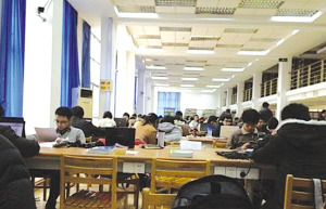 复旦学子批图书馆丢学习氛围看书者少玩电脑者众