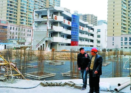 郑州一小学教学楼部分拆除千名学生半截楼里上课