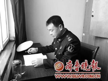 海军老兵9年资助数十贫困生领导战友不知其善举