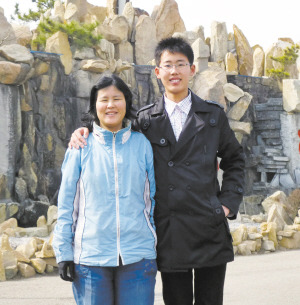 男孩12岁起照顾患病母亲10年后带其上大学(图)