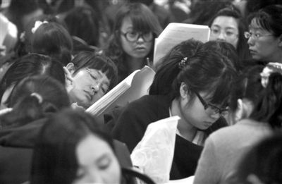 培训机构因租约到期安排学员在餐厅上课遭抗议
