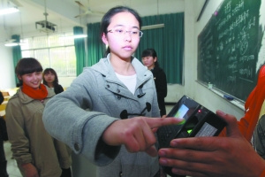 大学上课不点名改按指纹学生惊呼“狼来了”
