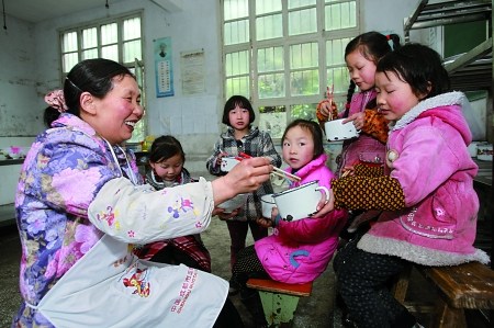 女教师坚守乡村34年每天走16公里山路上课(图)