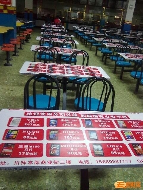 成都部分大学食堂餐桌变广告牌学生抱怨影响学习
