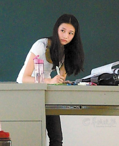 广外美女教师引围观被称“神仙姐姐”(组图)