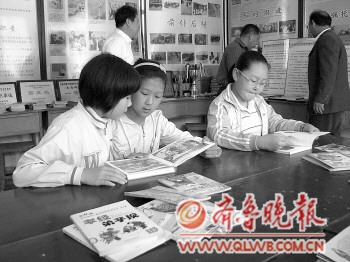 乡村小学图书室书籍缺匮拿高年级课本当课外书