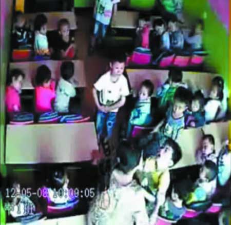 幼儿园女教师殴打六龄童因其儿子玩耍中受伤(图)