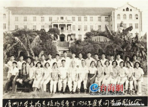 回顾大学毕业照变化:90年代从健美裤到无袖长裙