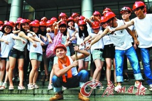 “民工版毕业照”走红网络专家称源于生活压力