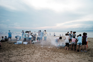 大学生在海滩烧烤引争议称将带走垃圾(图)