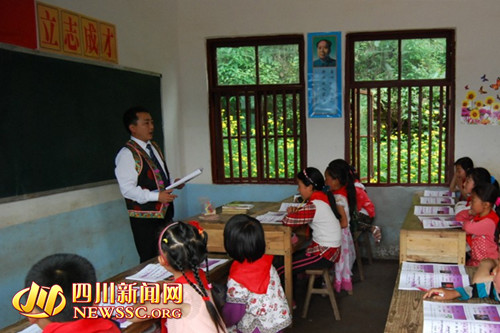 老教师独撑边远苗族村小学34年子承父业坚守