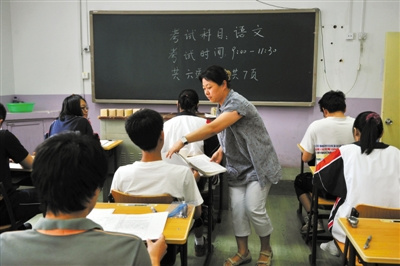 北京东直门中学组织仿真高考体验考试时交通状况