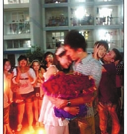 高富帅携11辆宝马大学求婚成功后留一地纸屑(图)