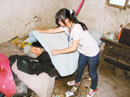爷爷瘫痪卧床养父丧失劳动力13岁弃女独撑贫苦之家