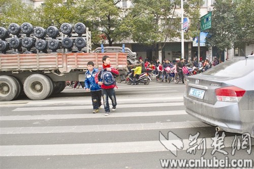 湖北丹江口一小学生搀扶脑瘫同学上学6年(图)