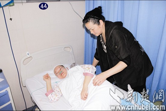 女教师遇劫匪冒死护住659张高考准考证(图)