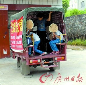 无牌三轮车撞货车致17名返校小学生受伤(图)