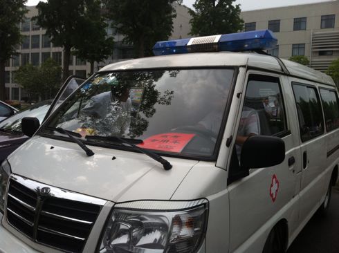 高三生考前患气胸急救车载“病号”进考场