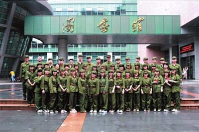 大学生穿军装持红宝书拍毕业照称受摆拍被误导