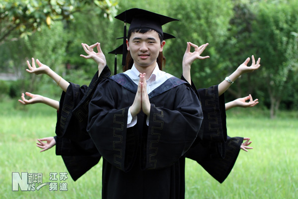 首批90后毕业季:毕业照玩穿越晒遗憾显怀旧