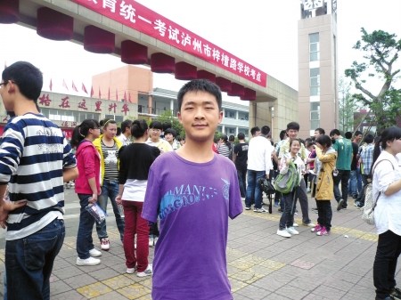 无臂男孩用脚参加高考:活着,就要活出个样来