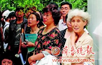聚焦陪考家长焦虑症:提前20分钟到考场仍急哭
