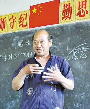 校长患癌24年坚守讲台膀胱被切除带尿袋上课