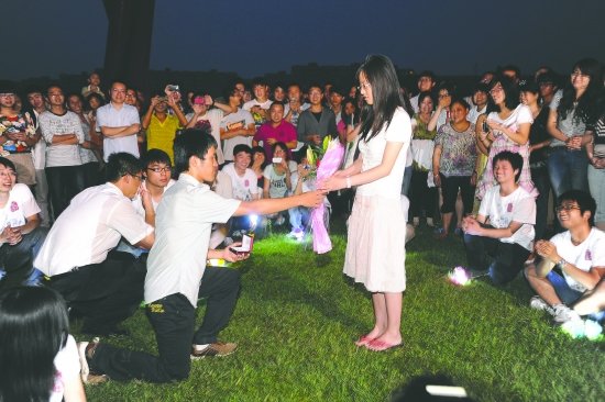 大学生情侣相恋近五年用求婚迎接毕业(图)