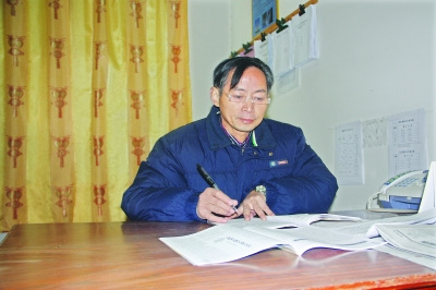 乡村小学校长坚守34年离世曾资助70多名贫困生