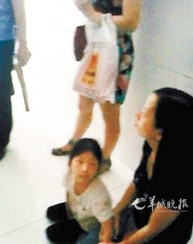 母女俩跪求公办学位折射深圳民校之困