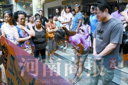 郑州一幼儿园老师因孩子午休说笑让其互打耳光