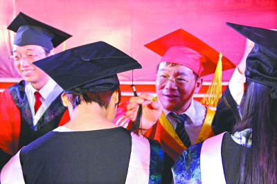 高校校长寄语毕业学子:要做人,别作秀