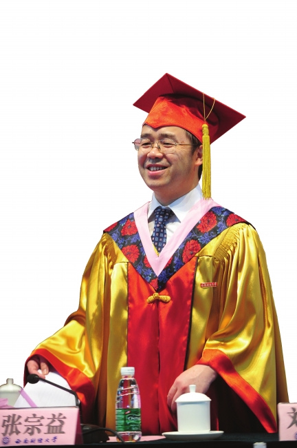 西南财大校长:为给学生授位站三天提前锻炼身体