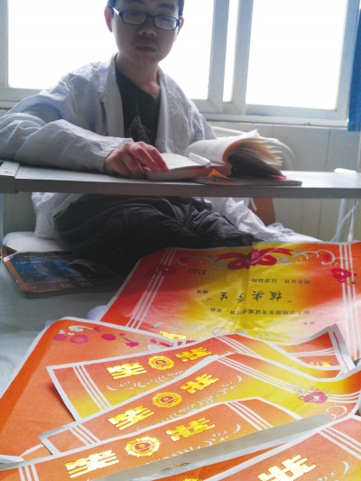 男孩患病怕被同学瞧不起带病拼命读书博认可