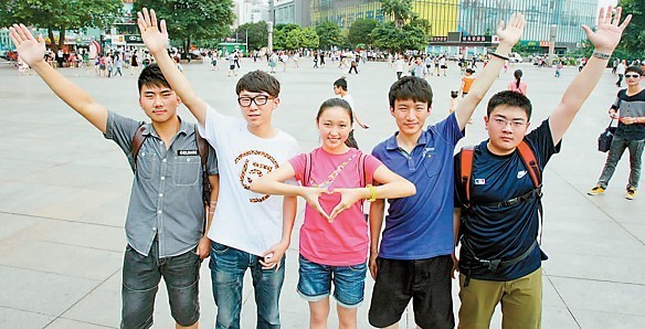 女孩组家教团免费为单亲孩子补课称有相同经历
