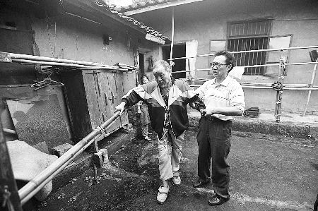 六旬翁照顾瘫痪同学12年求助媒体寻找接班人
