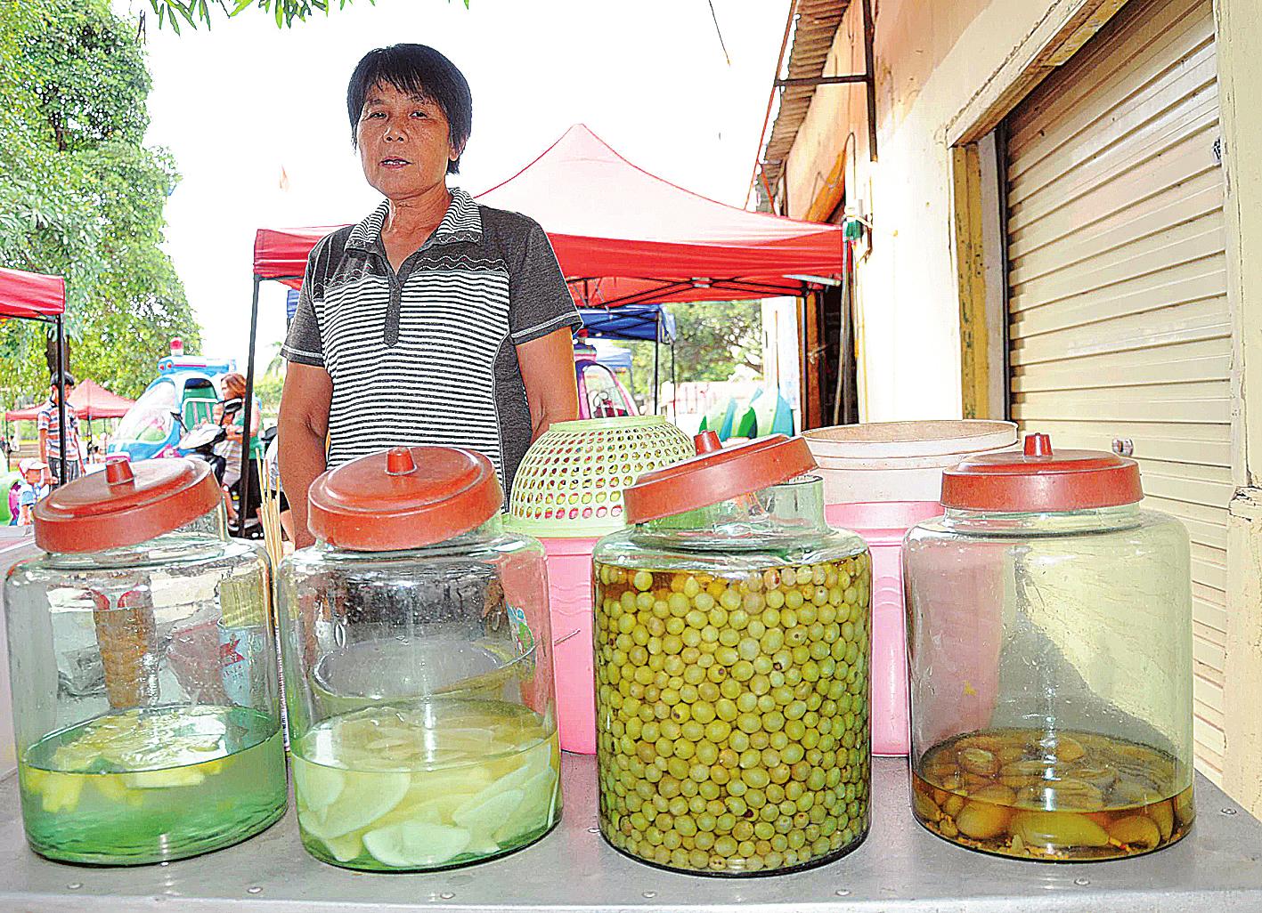 残障妇女摆摊供养女读书每日进账不足10元(图)