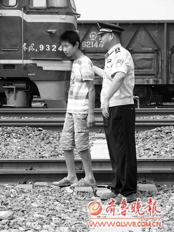 15岁男孩遭家暴偷扒火车出走身上遍布伤痕(图)