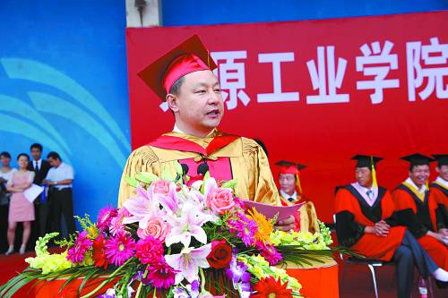 Ժ����ҵ�ݽ��ߺ챳�󣺸���ѧУ�����������