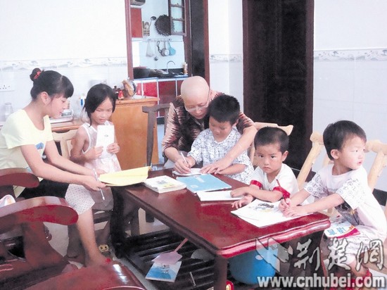 山村教师抱病义务辅导留守孩子昔日学生反哺(图)