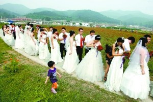 北京延庆18对大学生村官办集体婚礼