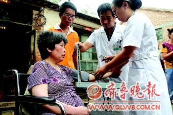 高中生辍学尽孝自学高考欲带母亲上大学(图)