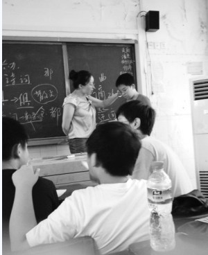 武汉一女教师讲台数次掌掴学生被停课反省(图)