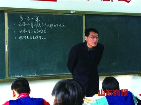重病教师带针管重返课堂授课幽默被誉校园易中天